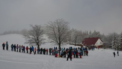 [FOTO-AUDIO] Pe Muntele Semenic a început tradiționala tabără de schi. Participare record la începători