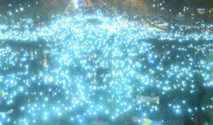 [FOTO-AUDIO] Protest de amploare în România : zeci de mii de oameni au ieșit în stradă!