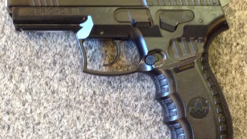 Un elev din Arad a venit la şcoală CU PISTOLUL Un elev din Arad a venit la şcoală CU PISTOLUL
