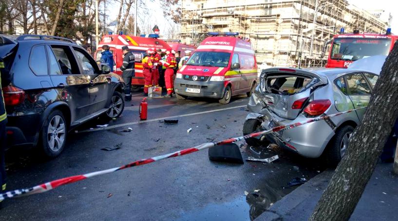 Accident cu patru mașini implicate, provocat intenționat. Șoferul ar fi încercat să-și omoare soția Accident cu patru mașini implicate, provocat intenționat. Șoferul ar fi încercat să-și omoare soția