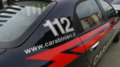 Italia: Român arestat după ce și-a bătut soția și copilul cu o coadă de mătură, în public