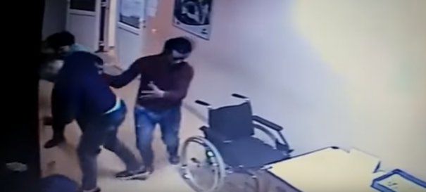 VIDEO: Tânăr de 25 de ani reținut după ce a bătut un medic cu pumnii și picioarele VIDEO: Tânăr de 25 de ani reținut după ce a bătut un medic cu pumnii și picioarele