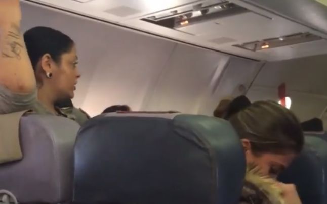 VIDEO: Scandal într-un avion plin cu români care mergea spre Italia. Pilotul a chemat poliţia VIDEO: Scandal într-un avion plin cu români care mergea spre Italia. Pilotul a chemat poliţia