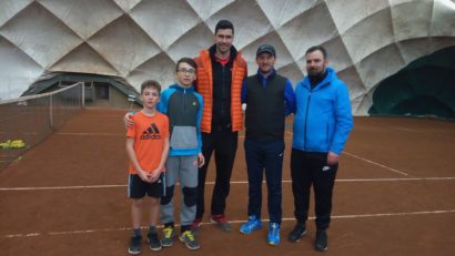 [FOTO-AUDIO] Doi juniori de la CSM Reșița se antrenează cu Victor Hănescu!
