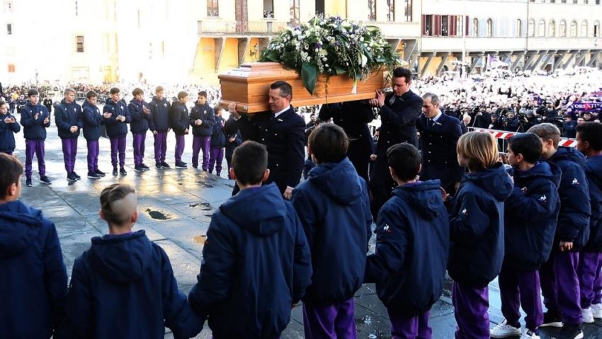 Mii de fani ai Fiorentinei au venit la înmormântarea lui Astori! Imagini impresionante Mii de fani ai Fiorentinei au venit la înmormântarea lui Astori! Imagini impresionante