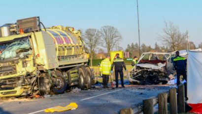 Cinci români au murit ieri în Olanda după ce un microbuz s-a ciocnit cu un camion