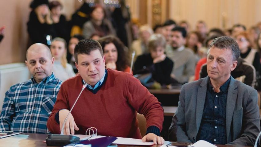 Câinii comunitari şi spaţiile verzi, în dezbatere publică la Arad Câinii comunitari şi spaţiile verzi, în dezbatere publică la Arad