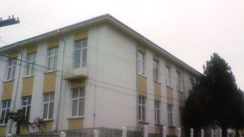 Incident la o școală din România. Profesor lovit de doi elevi Incident la o școală din România. Profesor lovit de doi elevi