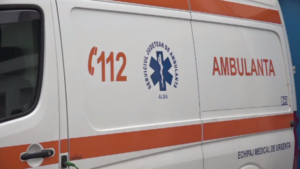 Ambulanță atacată cu topoare și pietre în Cluj, după un zvon viral pe TikTok. Șoferul a ajuns la operație