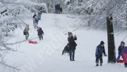 Schi, săniuş, bulgăreală şi plimbare în staţiunile montane din Caraş-Severin