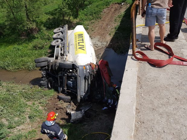 [FOTO] Un TIR încărcat cu ciment s-a răsturnat în judeţul Braşov. Șoferul a fost preluat de SMURD
