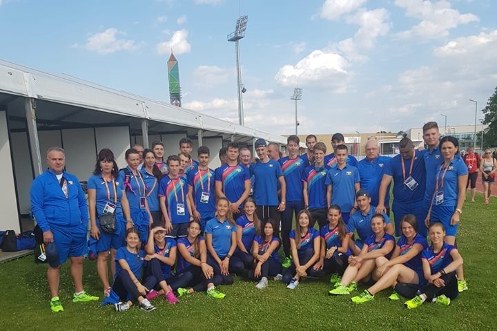 Lotul național de cadeți al României participă la Campionatul European de atletism. În Ungaria este însoțit de cărășeanul Cristian Dragomir Lotul național de cadeți al României participă la Campionatul European de atletism. În Ungaria este însoțit de cărășeanul Cristian Dragomir