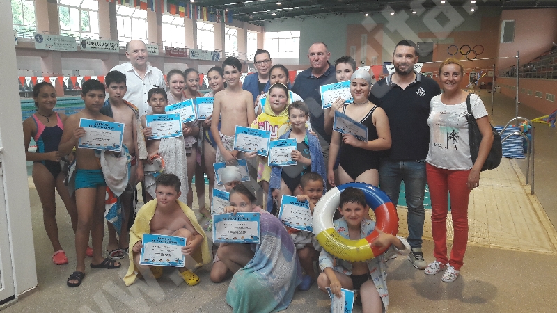 [VIDEO-FOTO] Zeci de copii defavorizați au învățat să înoate în programul inițiat de Primăria Reșița: Sănătate prin înot!