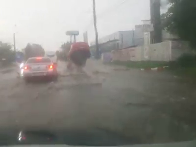 VIDEO: Moment teribil pe o șosea din România. Mașină aruncată în aer de un capac de canalizare VIDEO: Moment teribil pe o șosea din România. Mașină aruncată în aer de un capac de canalizare