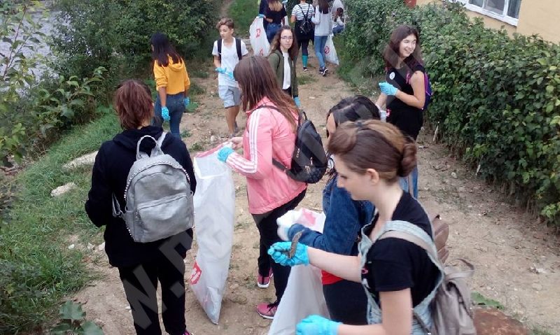 [FOTO] Elevii reşiţeni au dat dovadă de spirit civic şi au participat în număr mare la curăţenia oraşului