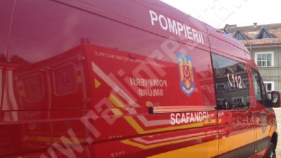 Două bărci şi trei maşini afectate de un incendiu pe o stradă 