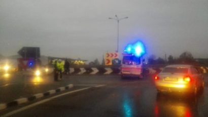 Accident grav în vestul țării. Doi adulți și doi copii răniți într-un accident în care au fost implicate un camion și trei autoturisme