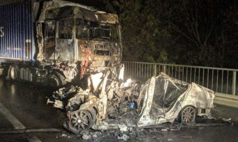 VIDEO:Tragedie aseară în Bihor. Trei tineri au murit carbonizați după ciocnirea între un TIR și un autoturism VIDEO:Tragedie aseară în Bihor. Trei tineri au murit carbonizați după ciocnirea între un TIR și un autoturism