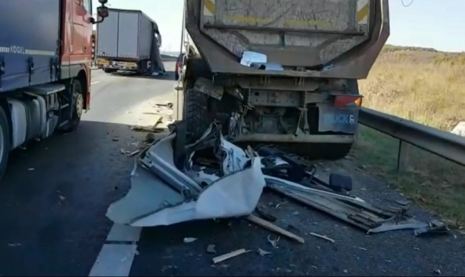 VIDEO: Ciocnire între un TIR și un camion, astăzi, pe A1. Șoferul TIR-ului a fost grav rănit VIDEO: Ciocnire între un TIR și un camion, astăzi, pe A1. Șoferul TIR-ului a fost grav rănit