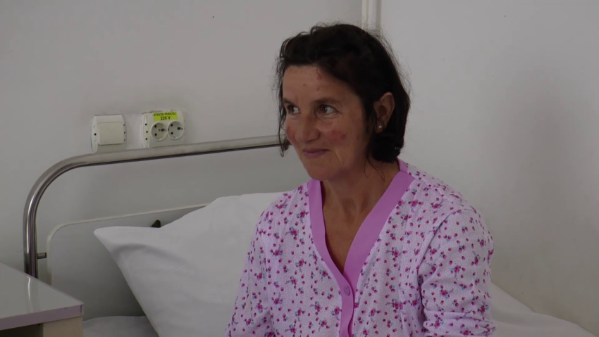 O româncă a omorât cu toporul un urs care i-a atacat pe ea și soțul său O româncă a omorât cu toporul un urs care i-a atacat pe ea și soțul său
