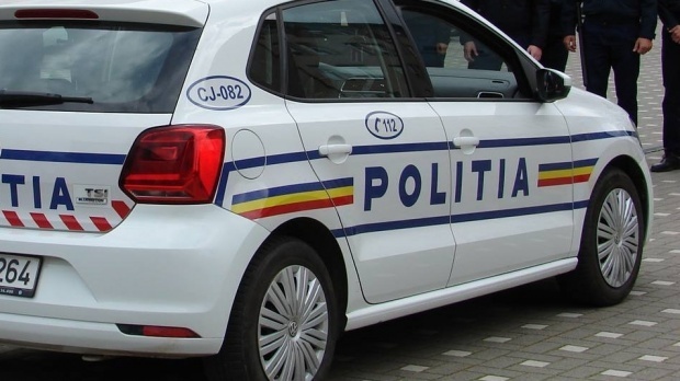 Ghinion teribil pentru un șofer român de TIR. A lovit o mașină de poliție și a rănit trei femei Ghinion teribil pentru un șofer român de TIR. A lovit o mașină de poliție și a rănit trei femei