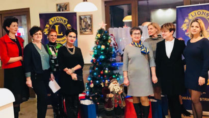 Doamnele cu suflet mare de la Clubul Lions Onix Reşiţa, s-au transformat şi în acest an în spiriduşii lui Moş Craciun