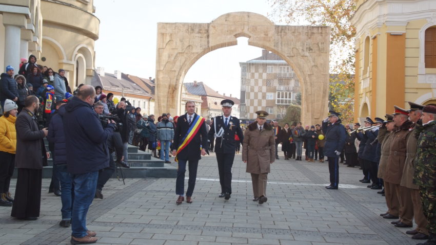Caransebeş: Ziua Naţională a României sărbătorită cu salve de tun şi parada trupelor româneşti în uniforme de epocă din Primul Război Mondial Caransebeş: Ziua Naţională a României sărbătorită cu salve de tun şi parada trupelor româneşti în uniforme de epocă din Primul Război Mondial