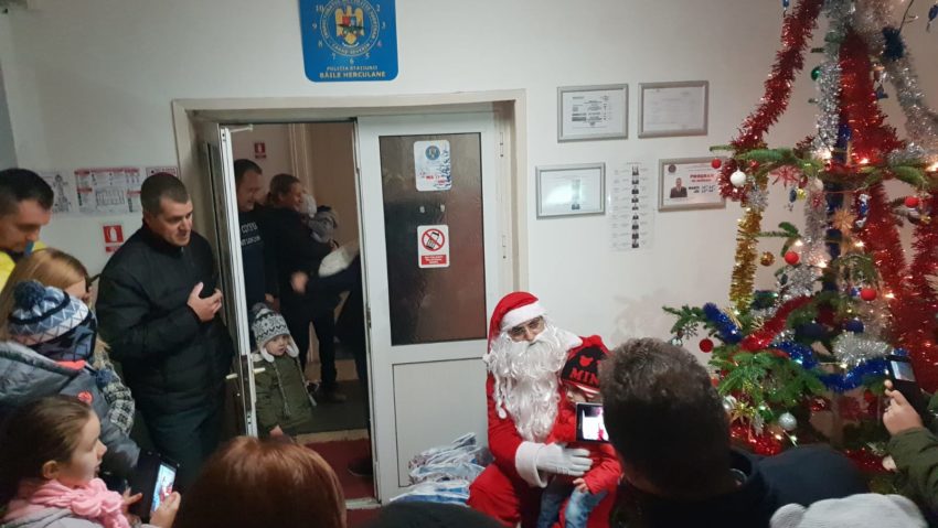Moş Crăciun a ajuns la copiii poliţiştilor din oraşul Băile Herculane! Moş Crăciun a ajuns la copiii poliţiştilor din oraşul Băile Herculane!