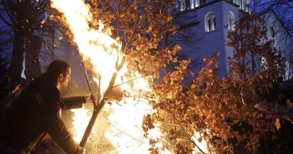 [FOTO-AUDIO] Crăciunul pe rit vechi: Sârbii din Banat au aprins Badnjak-ul! Srećan Božić!
