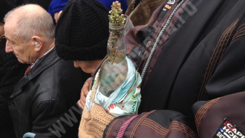Romano-catolicii marchează în ajun de Bobotează ritualul sfinţirii apei Romano-catolicii marchează în ajun de Bobotează ritualul sfinţirii apei