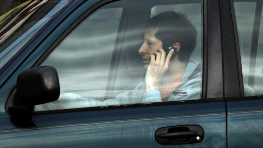 Sancţiuni drastice pentru şoferii şi bicicliştii care vorbesc la telefon Sancţiuni drastice pentru şoferii şi bicicliştii care vorbesc la telefon
