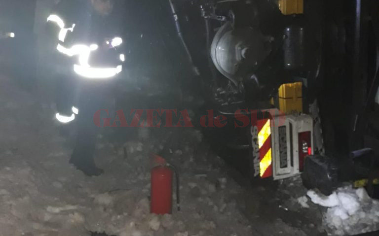 Un tir s-a răsturnat și a intrat într-o casă Un tir s-a răsturnat și a intrat într-o casă