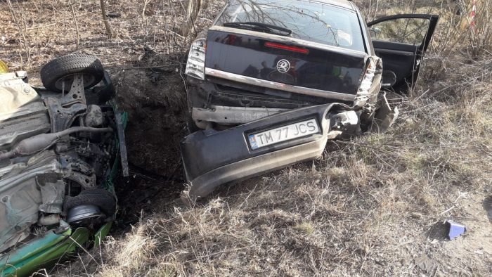 Accident în lanț pe DN79. Un mort și doi răniți. Trei autoturisme și un TIR implicate Accident în lanț pe DN79. Un mort și doi răniți. Trei autoturisme și un TIR implicate