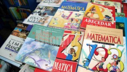 Ministerul Educaţiei renunţă la manualul unic