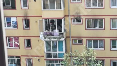 [FOTO] Explozie cu victimă într-un cartier din Reşiţa. Medicii fac eforturi pentru transportul la o clinică specializată