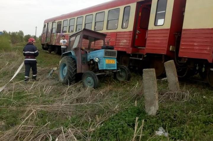 Şase pasageri şi un tractor… Accident feroviar în Timiş Şase pasageri şi un tractor… Accident feroviar în Timiş