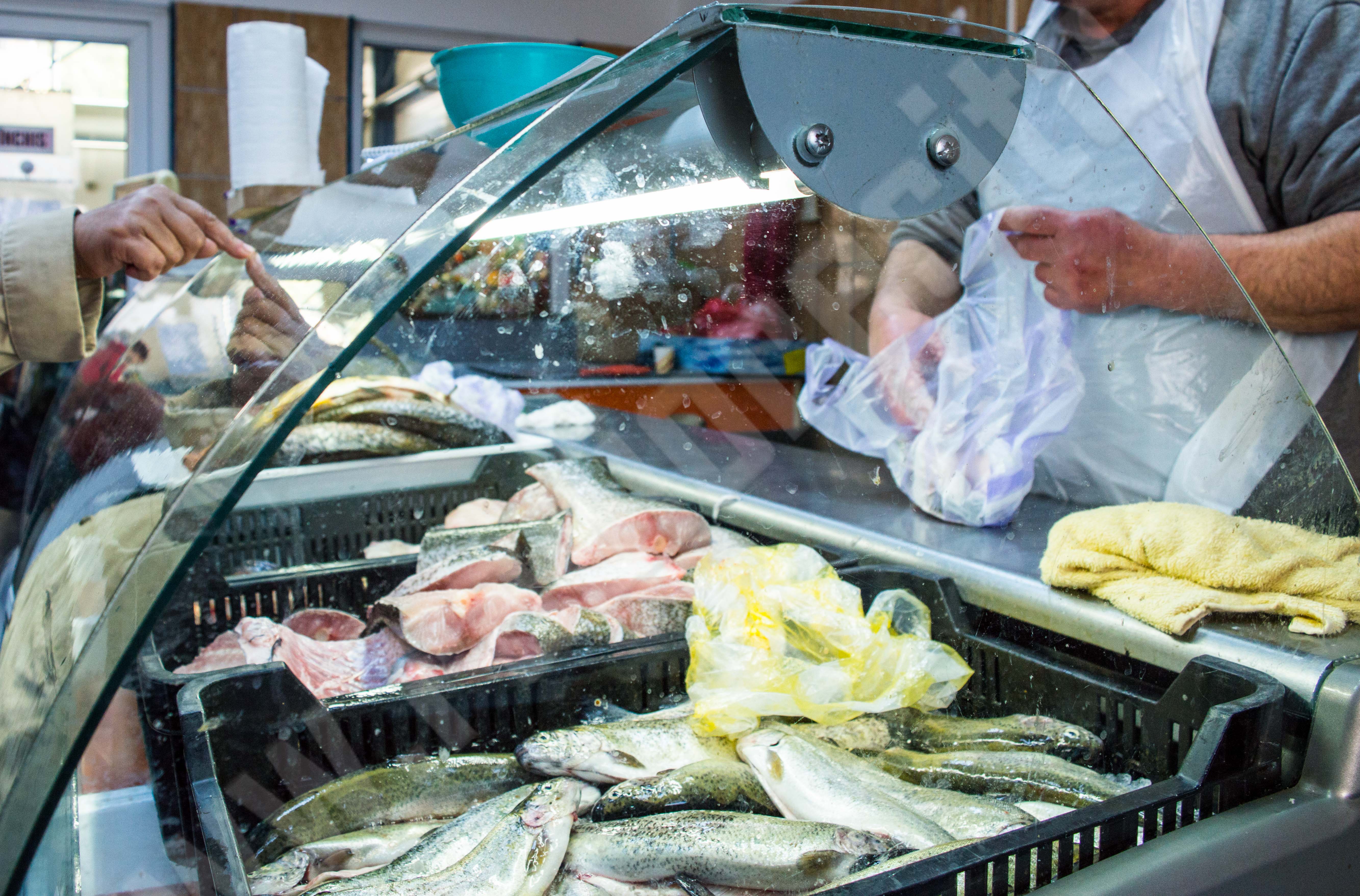 [FOTO] Dezlegare la pește în Piața Sud din Reșița Radio România Reșița