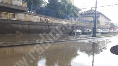 [FOTO/VIDEO] Câteva minute de ploaie au inundat din nou străzile Reşiţei