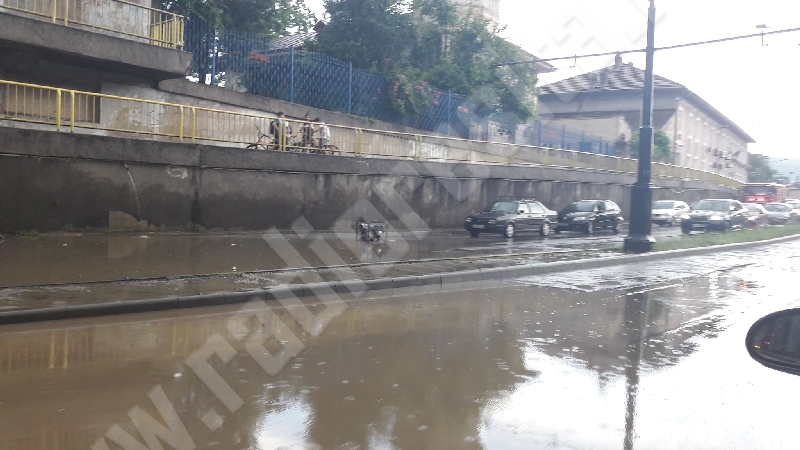 [FOTO/VIDEO] Câteva minute de ploaie au inundat din nou străzile Reşiţei