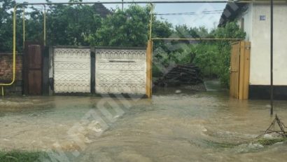 Pericol de inundaţii în vestul ţării. Râurile stau să iasă din matcă