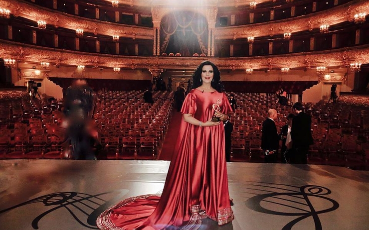 [FOTO] La mulți ani, Angela Gheorghiu!La Royal Opera House a triumfat în Traviata de Giuseppe Verdi dirijată de Sir Georg Solti, în 1994, spectacol pentru care, ca să poată fi transmis în direct, a fost anulat programul obișnuit de la BBC!
