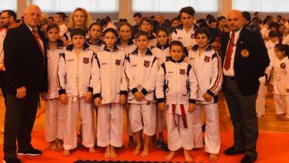 [FOTO] Sportivii de la Palatul Copiilor și Elevilor Reșița, pe podium la Concurs Național Școlar de karate “SHORIN RYU ”