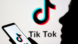 Arad: Amendă de 1.000 de lei pentru un bărbat care a înjurat polițiștii locali pe TikTok