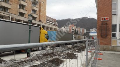[FOTO-AUDIO] Centrul civic din Reşiţa este asaltat de camioane