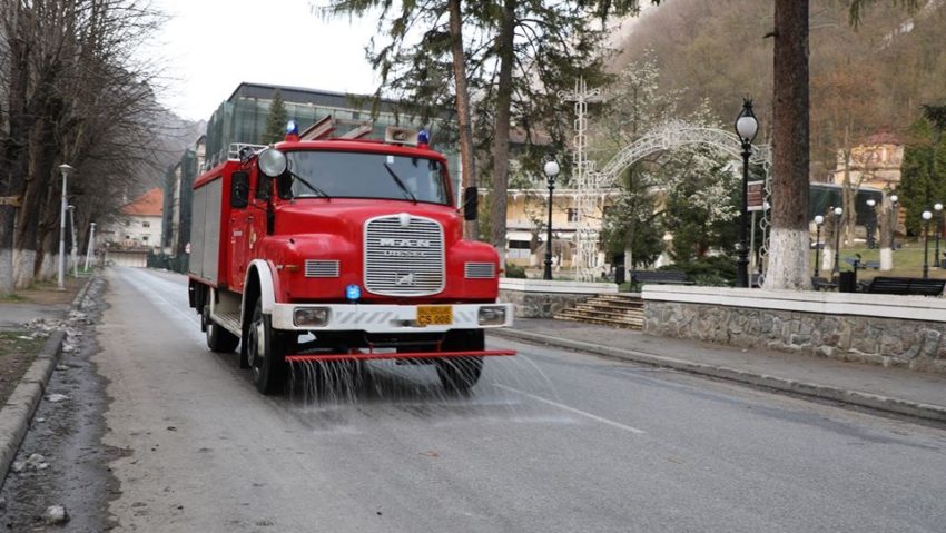 Străzile din Băile Herculane sunt dezinfectate pentru prevenirea răspândirii COVID 19! Străzile din Băile Herculane sunt dezinfectate pentru prevenirea răspândirii COVID 19!