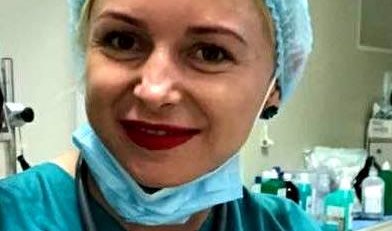 Tânărul medic din Reşiţa, Ema Pascal îşi petrece sărbătorile, ca voluntar într-un spital din Italia. În secţia de ATI, Ema le alină suferinţa bolnavilor cu COVID-19, în stare gravă!
