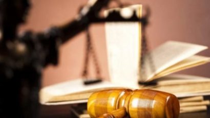 Arad: Familia bărbatului care ar fi fost ucis de un poliţist local cere despăgubiri de un milion de euro Primăriei