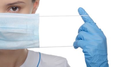 OMS recomandă purtarea măştilor la reuniunile de Crăciun şi sfârşit de an