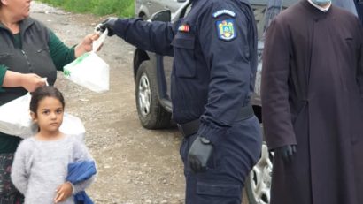 Jandarmii cărăşeni împreună cu tinerii Asociaţiei ATOR Banatul de Munte au întins din nou „Mâinile bucuriei” către persoanele mai puţin norocoase din Reşiţa!