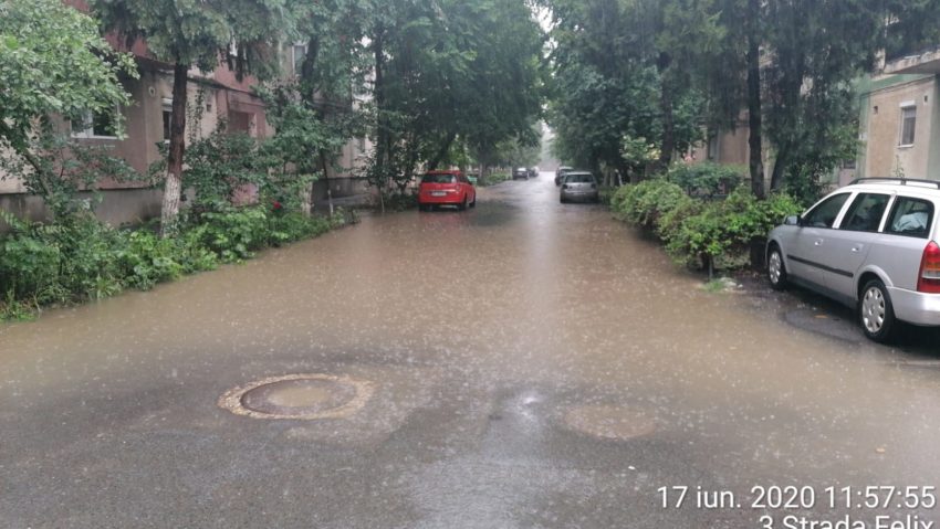 Inundaţii pe străzile din Arad. S-au înregistrat precipitații de peste 60 l/mp! Inundaţii pe străzile din Arad. S-au înregistrat precipitații de peste 60 l/mp!